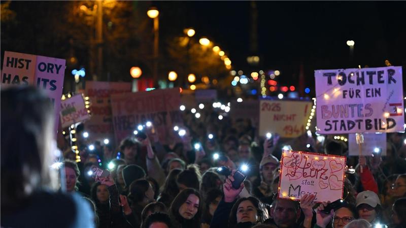 Merz wegen „Stadtbild“-Äußerung weiter unter Druck Laut Polizei kamen rund 2.000 Menschen zu der Demonstration.