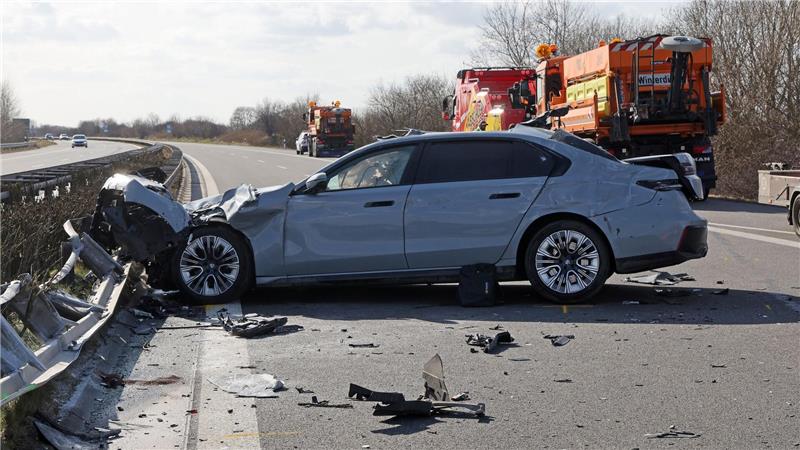 Laut Polizei prallte das Auto mit einem Sicherungswagen der Autobahnmeisterei zusammen. 