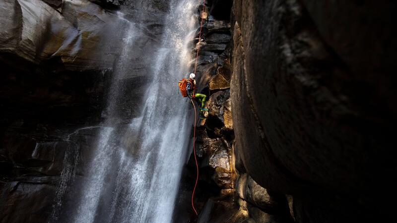 Deutscher stirbt beim Canyoning in Österreich Laut Polizei seilte sich ein Teilnehmer an einer 25 Meter hohen Stelle ab - danach wurde er tiefer in die Schlucht hinein abgetrieben. (Illustration)