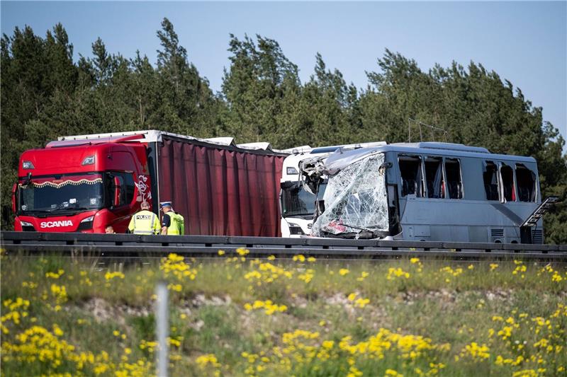 Mehr als 50 Verletzte bei Reisebus-Unfall auf der A12 Laut Polizei war ein Gefahrguttransporter auf der Autobahn auf einen vor ihm anhaltenden Lkw aufgefahren. Der Fahrer des Gefahrguttransporters habe noch versucht, nach links auszuweichen und sei dabei seitlich mit dem Reisebus kollidiert.