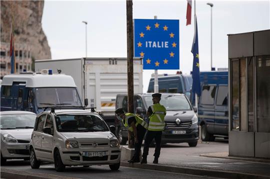 Laut Polizeipräfektur in Nizza wurden an der italienisch-französischen Grenze im Süden seit Jahresbeginn bereits 12.607 Migranten gestoppt worden (Symbolbild).