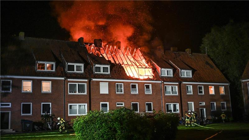 Brand in Leer - Mann und Kind leicht verletzt Laut Polizeisprecher wurden rund 80 Menschen aufgrund des Brandes evakuiert.