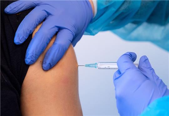 Laut Robert Koch-Institut erkranken in Deutschland im Jahr über 6000 Frauen und rund 1600 Männer an HPV-bedingtem Krebs.