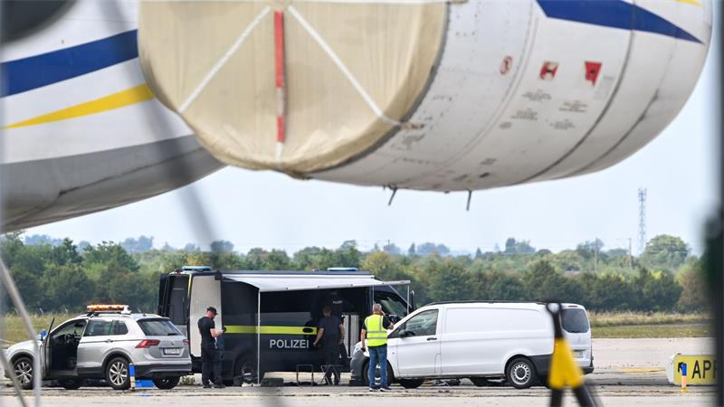 Dobrindt nennt Drohnen-Vorfall „hybrides Anschlagsszenario“ Laut Sicherheitskreisen wurde die Drohne in der Nähe eines ukrainischen Frachtflugzeugs gefunden.
