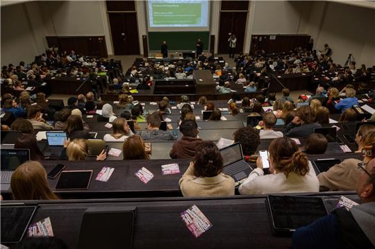 Laut Statistischem Bundesamt geben Hochschulen mehr Geld für Forschung und Lehre aus.