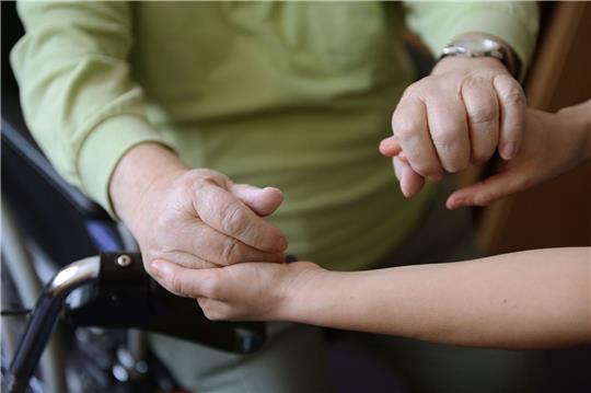Laut Statistischem Bundesamt gibt es in Deutschland rund fünf Millionen Pflegebedürftige. Die weitaus meisten werden zu Hause versorgt.