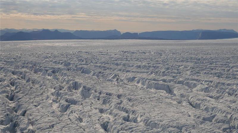 Risse im grönländischen Eisschild wachsen immer schneller Laut Studie haben sich die Brüche in der Eisdecke in nur fünf Jahren deutlich ausgeweitet.