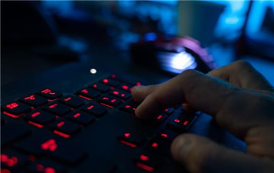 Laut TÜV-Verband ist seit dem Beginn des Angriffskriegs Russlands gegen die Ukraine auch die Zahl an Cyberangriffen gegen deutsche Unternehmen gestiegen (Symbolbild).