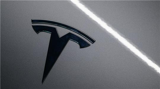 Laut Tesla-Chef Elon Musk liegt die Zukunft der Firma in selbstfahrenden Autos und Robotern. (Archivbild)