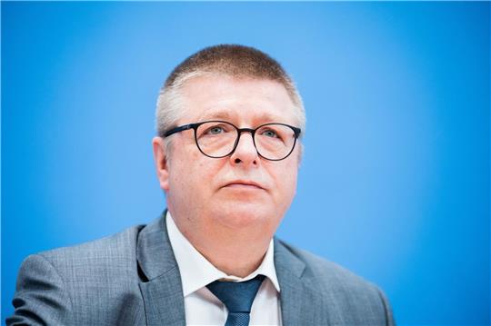 Laut Thomas Haldenwang, dem Präsidenten des Bundesamts für Verfassungsschutz, «äußerten   diverse Wahlbewerber» der AfD bei der Europawahlversammlung «rechtsextremistische Verschwörungstheorien».