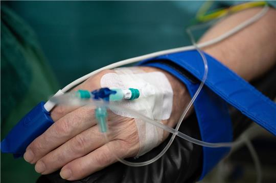 Laut dem Leiter der Regierungskommission, Tom Bschor, sterben im gegenwärtigen System Patientinnen und Patienten mit Schlaganfall und Krebs «früher als nötig, weil zu viele Krankenhäuser diese Behandlungen durchführen» (Symbolbild).