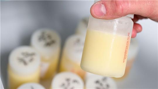Laut dem Verein Frauenmilchbank-Initiative versorgen aktuell rund 55 Frauenmilchbanken an deutschen Kliniken bedürftige Frühgeborene und kranke Neugeborene mit Spendemilch, wenn die Milch der eigenen Mutter nicht ausreicht (Symbolbild).