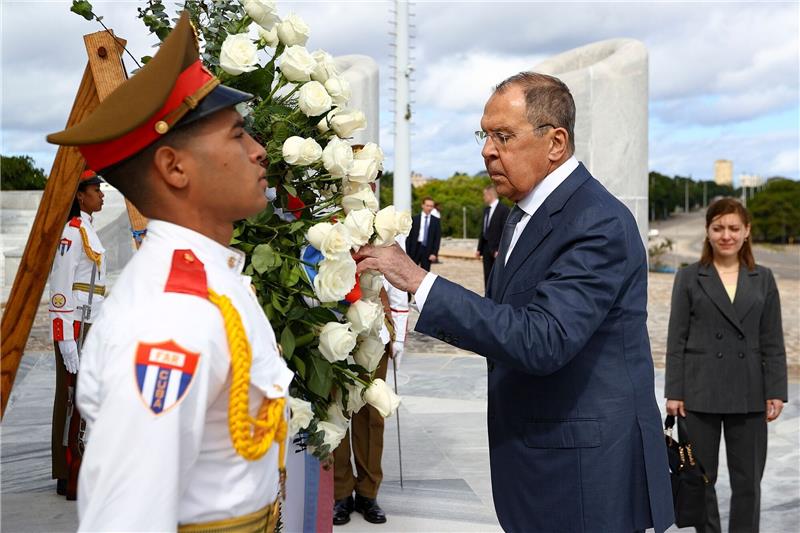 Russischer Außenminister in Kuba: Beziehungen ausbauen Laut dem russischen Außenminister Sergej Lawrow (M) hat Russland Kuba in diesem Jahr bereits zwei Kredite zur Versorgung mit Erdöl, Erdölprodukten und Lebensmitteln gewährt.