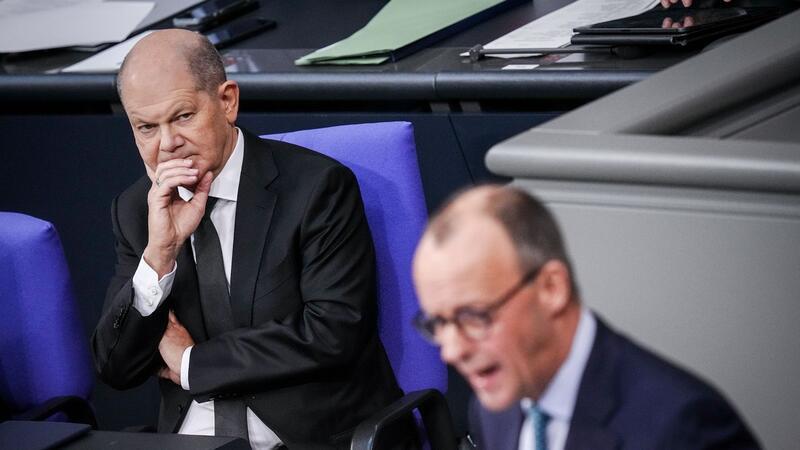 Scholz bei Kanzlerpräferenz vor Merz in Ost und West Laut der Forsa-Umfrage würden 33 Prozent für Olaf Scholz stimmen und 31 Prozent für Friedrich Merz (r).
