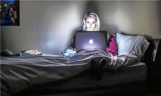 Laut der Studie kommt es auf die Art und Weise des Medienkonsums an, ob eine Skepsis zur Verschwörungsneigung wird. Foto: Unsplash