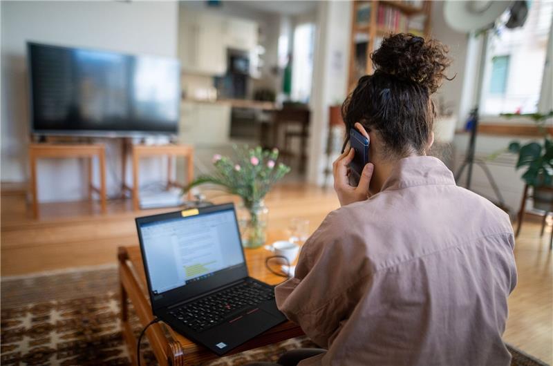 Angestellte sehen in Homeoffice kein Problem für Karriere Laut der Umfrage wird vor allem der Aspekt der Zeitersparnis als größter Vorteil des Homeoffice gesehen.