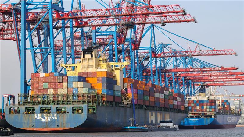 Laut der jüngsten Konjunkturumfrage der IHK Nord hat sich die Stimmung in der norddeutschen Schifffahrt und bei den Werften verbessert, bei der Hafenwirtschaft jedoch leicht eingetrübt. (Archivbild)