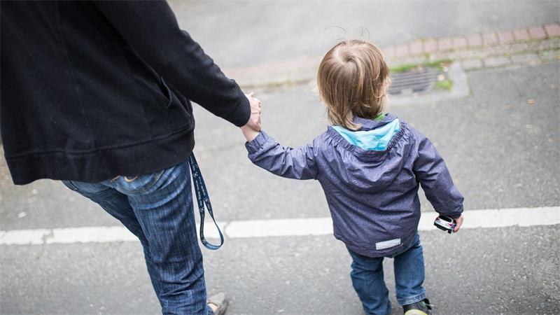 Alleinerziehend und arm? Experten warnen vor Reform Laut der neuen Statistik lebten 2025 insgesamt rund 2,36 Millionen Kinder unter 18 Jahren mit nur einem Elternteil zusammen. (Symbolbild)
