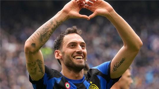 Laut einem Medienbericht will Inter eine große Ablösesumme für Calhanoglu aufrufen, falls der FC Bayern den Türken haben will.