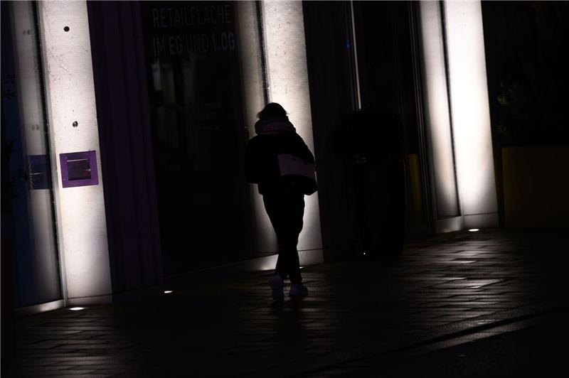 Befragung: Frauen fühlen sich an vielen Orten unsicher Laut einer Befragung meidet mehr als jede zweite Frau «häufig» oder «sehr oft» bestimmte Straßen, Parks oder Plätze, weil sie sich dort nicht sicher fühlt. (Archivbild)