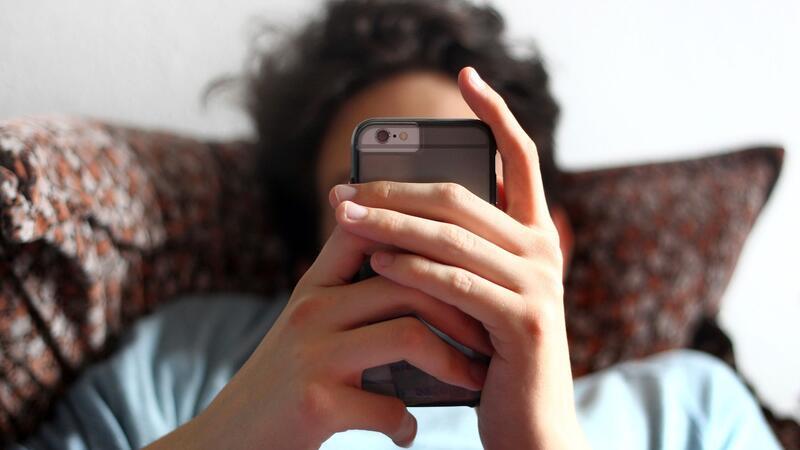 Studie: Viele Jungen und Mädchen kennen Pornos und Sexting Laut einer Befragung unter Kindern und Jugendlichen haben viele schon Erfahrung mit Pornos und Sexting gemacht. (Symbolbild)
