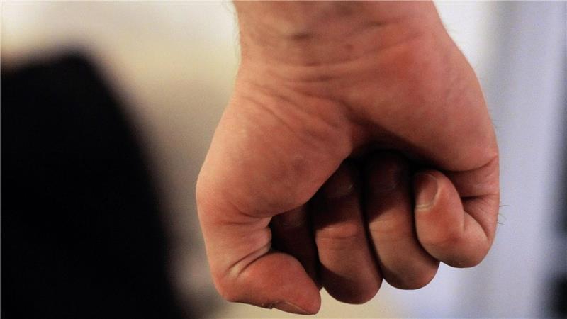 Laut einer Studie der britischen Cambridge-Universität verwenden Täter klare Strategien, um Frauen emotional an sich zu binden und zu verunsichern. (Symbolbild)