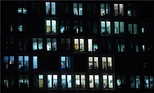Laut einer Studie sind Büro-Jobs durch KI starken Veränderungen ausgesetzt.