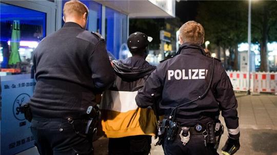 Laut einer Studie werden bei Drogenkontrollen häufig Männer kontrolliert, die wie Migranten aussehen. (Archivbild)