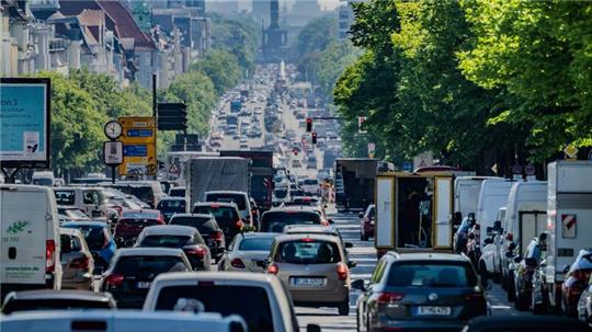 Laut einer Umfrage im Auftrag des ADAC halten sich die meisten in Deutschland für gute oder sehr gute Autofahrer.  (Symbolbild)