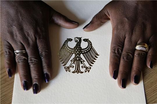 Laut einer Umfrage stoßen die Pläne des Bundesinnenministeriums für eine erleichterte Einbürgerung auf wenig Begeisterung.