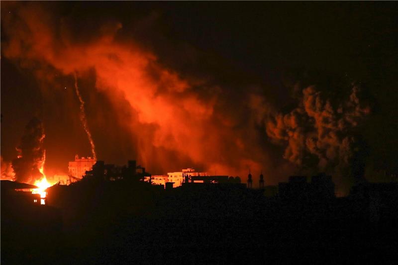 Bericht: Jordanische Luftwaffe wirft Hilfsgüter über Gaza ab Laut eines Berichts sind medizinische Hilfsgüter und Medikamente per Fallschirm über einem jordanischen Feldlazarett in Gaza abgeworfen worden.