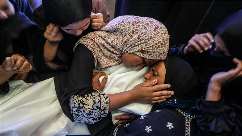 Laut palästinensischen Angaben soll ein Kind, das bei einem israelischen Angriff getroffen und getötet worden sein.