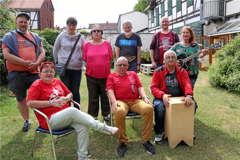 „LautStark“: Mit Gesang gegen psychische Erkrankungen LautStark und sangesfreudig: Vorn: Annegrit Knackstedt (von links), Volker Hafke und Yasar Akkis. Hinten: Lars Kampf, Kerstin Immennroth, Claudia Johannsen, Michael Abert, Ralph Heuer und Sabine Mende. Foto: Hartmann