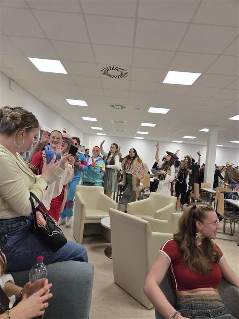 Laute Musik und eine Polonaise durch die Schule dürfen bei einer Mottowoche nich...