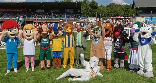 Lauter Gewinner: Die Maskottchen jubeln gemeinsam mit Rennvereinspräsident Stephan Ahrens.