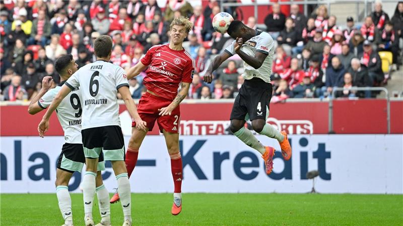 Lauterns Maxwell Gyamfi (re.) beim Kopfballversuch gegen die Fortuna  