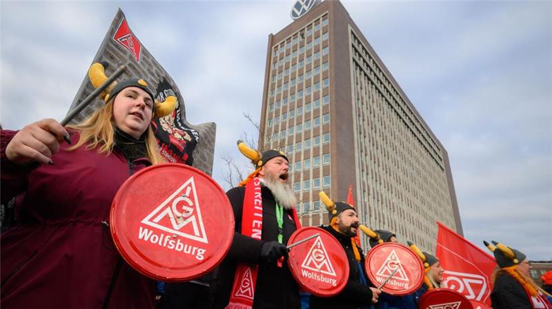 Flächendeckender Warnstreik setzt VW unter Druck Lautstarker Protest bei VW direkt am Vorstandhochhaus in Wolfsburg.