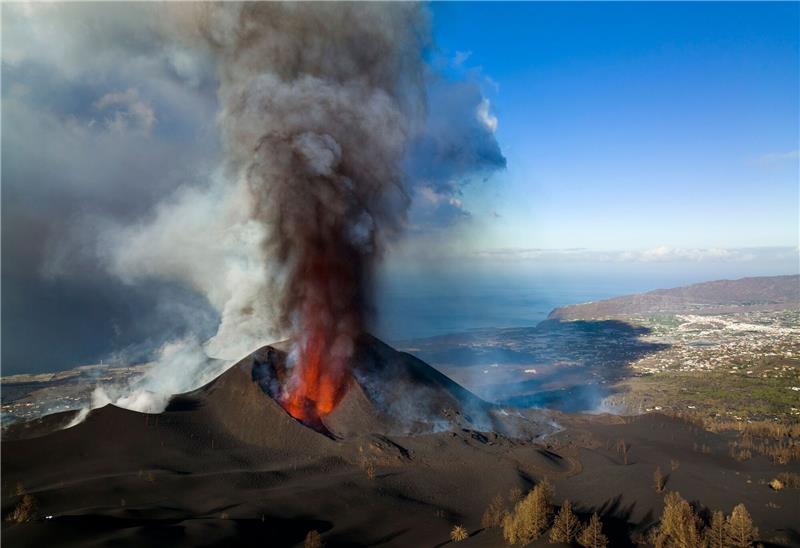 Vulkan-Insel La Palma setzt auf erneuerbare Energien Lava fließt im November 2021 aus dem Vulkan auf der Kanareninsel La Palma.