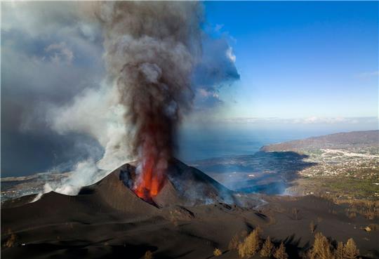 Lava fließt im November 2021 aus dem Vulkan auf der Kanareninsel La Palma.