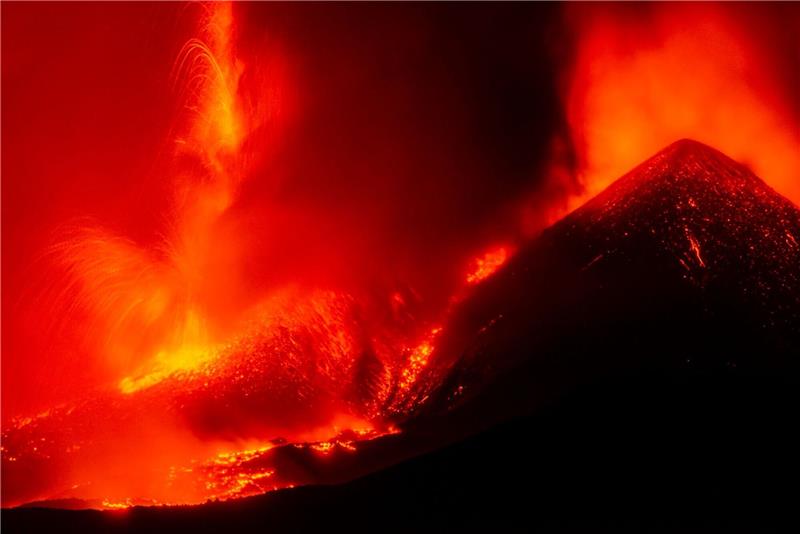 Ätna spuckt Lava und Asche - Flughafen Catania vorerst zu Lavaströme fließen aus dem Ätna vom Südostkrater in Nicolosi.