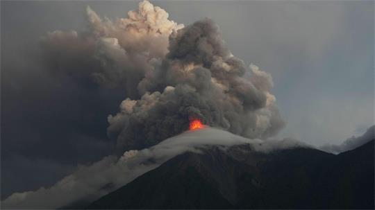 Lavaströme und Asche steigen aus dem Krater des Vulkans Fuego in Guatemala auf.