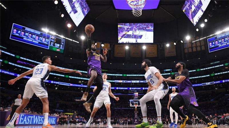 LeBron James (M) erzielte 31 Punkte, schwächelte in der Schlussminute wie Anthony Davis aber von der Freiwurflinie.