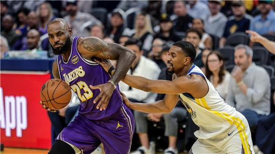 LeBron James (links) führte die Lakers zu einem Sieg bei den Warriors.