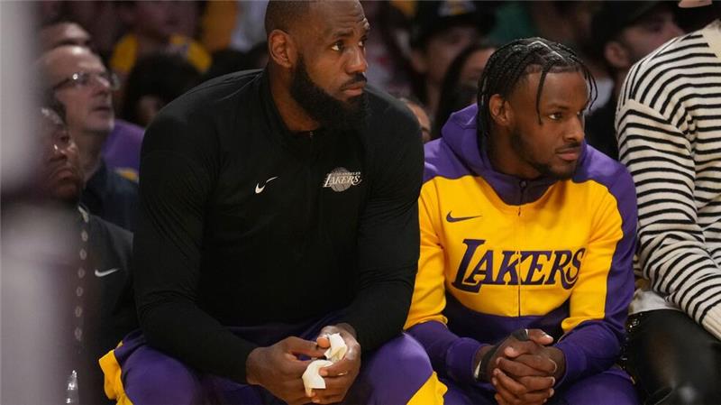 LeBron James und Sohn schreiben Basketball-Geschichte LeBron James und Bronny James wurden zusammen eingewechselt.