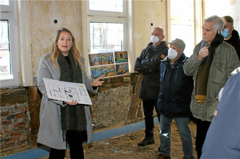 Lea Dirks von der Welterbe-Stiftung führt im November durch die Baustelle in der ehemaligen Museumsgaststätte. Dort entsteht das Welterbezentrum, das eine Ausstellungsfläche von 170 Quadratmetern haben wird. Archivfoto: Knoke