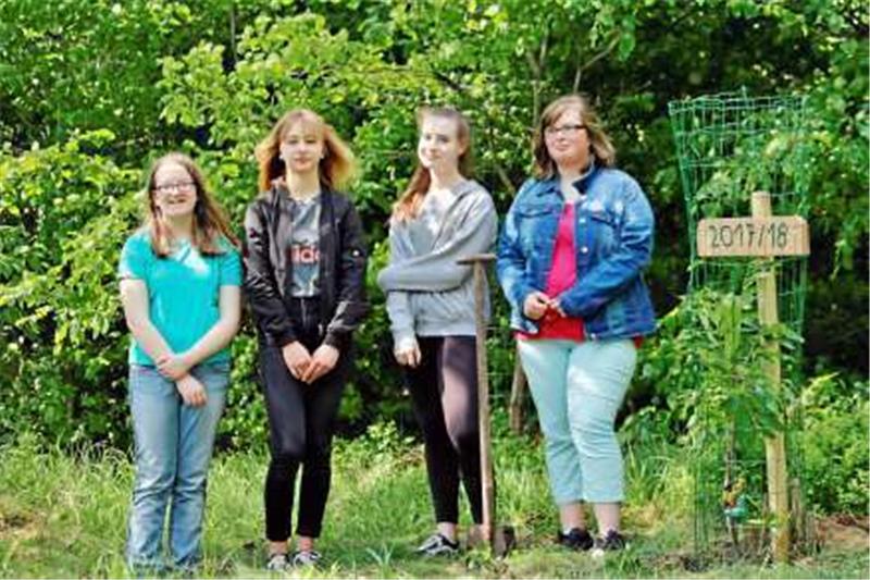 Lea Kurth, Madina Limburg, Charlotte Weiß und Vanessa Weers mit ihrem frisch gepflanzten Konfirmandenbaum.  Foto: Privat