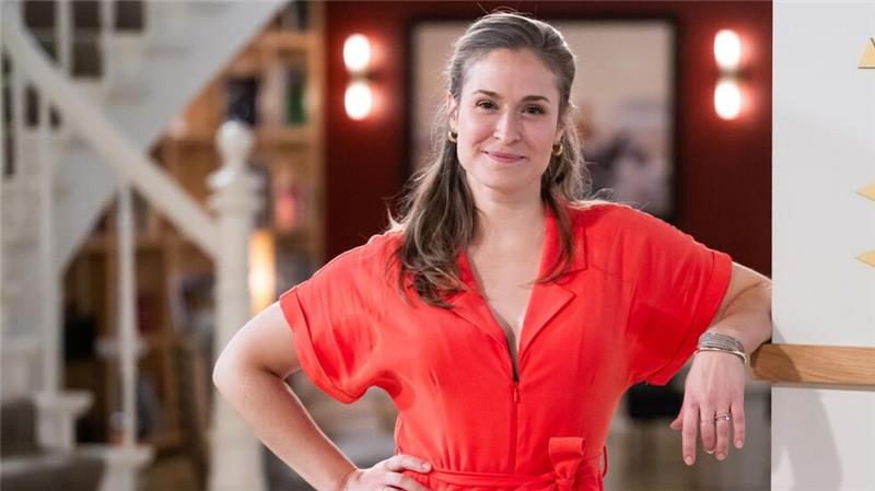 Lea Marlen Woitack ist die neue Heldin der ARD-Serie „Rote Rosen“, ihr zweites Standbein ist die Lehre an einer Hochschule. 