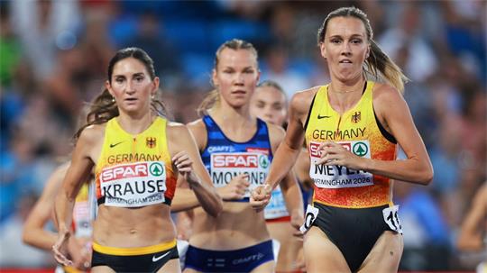 Lea Meyer (r) zeigte sich nach dem Finale über 3.000 Meter Hindernis von der Renntaktik von Gesa Krause (l) genervt.