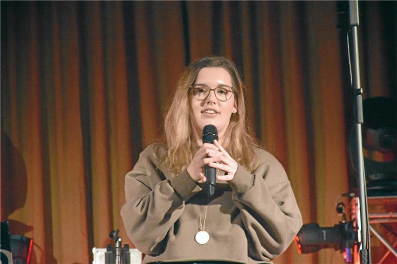 Ein Fest für Gemeinschaft und Teilhabe Lea Schauzu singt zwei eigene Songs, bevor „Goslar geht gemeinsam“ kommt.