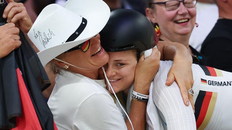 Lea Sophie Friedrich wird von ihren Eltern gefeiert.